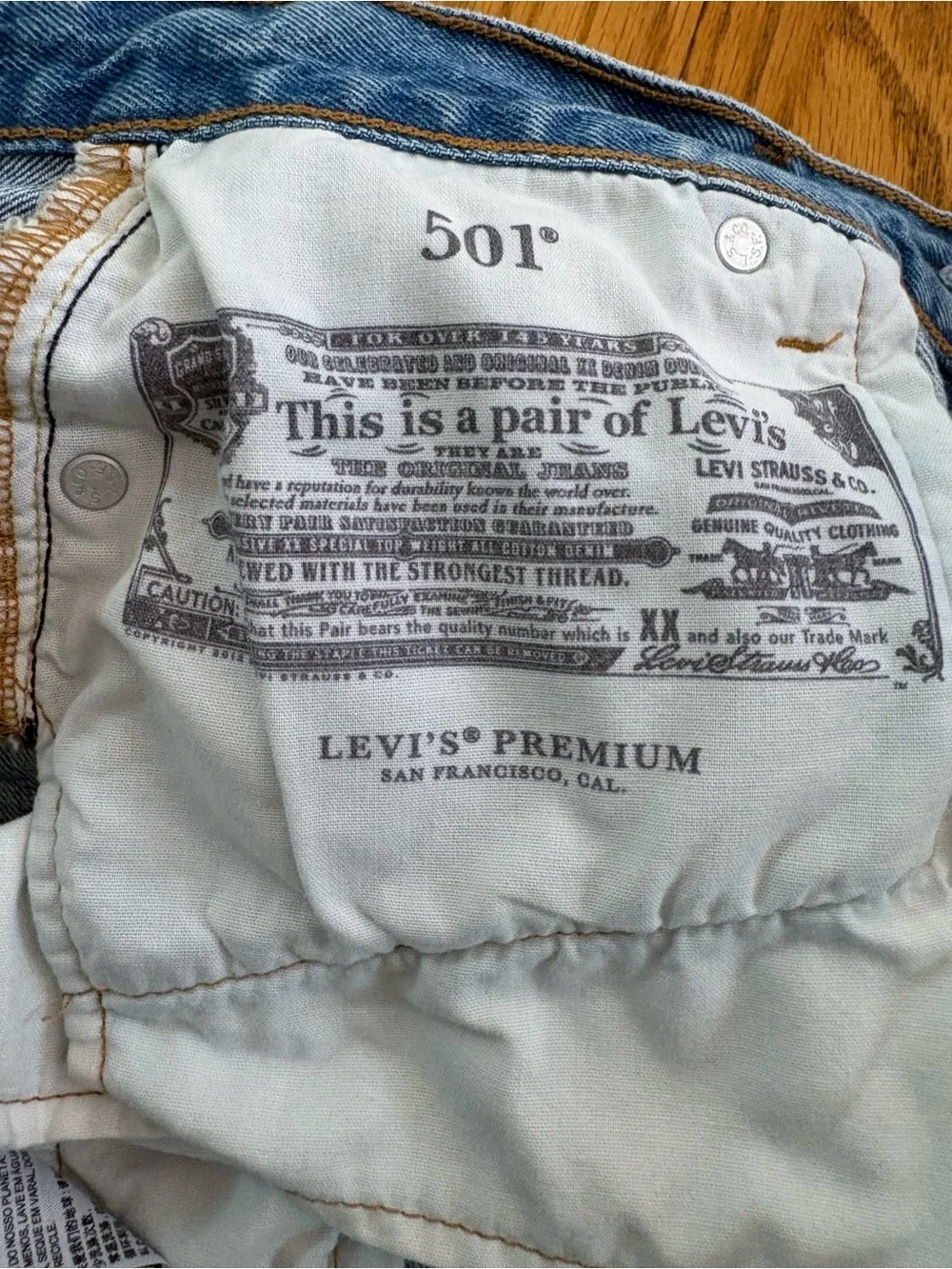 Women’s Levi's 501 Light Blue Denim button fly shorts size 25 - Picture 6 of 6